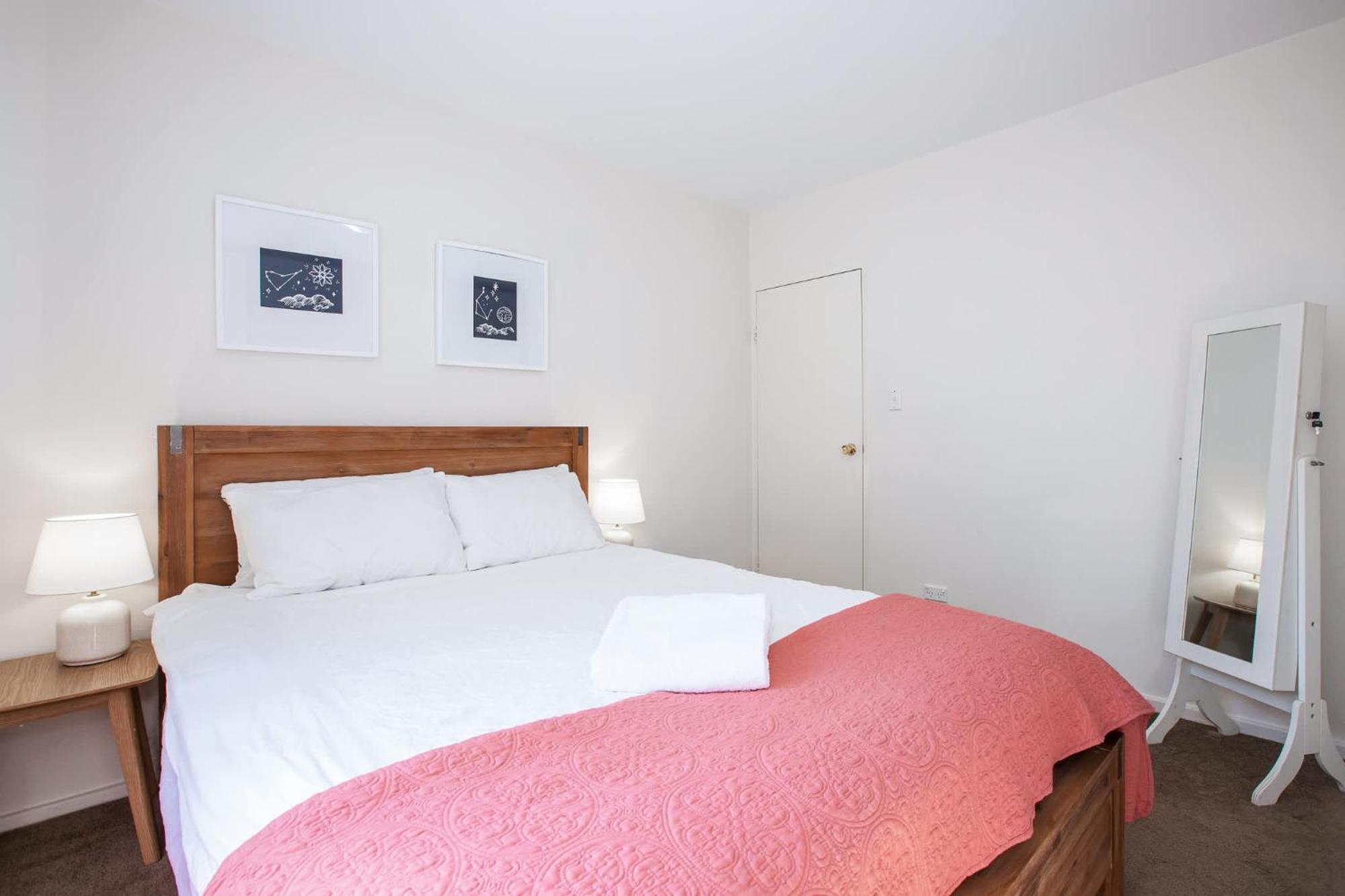 Cosy Crows Nest Escape - New Listing Apartment